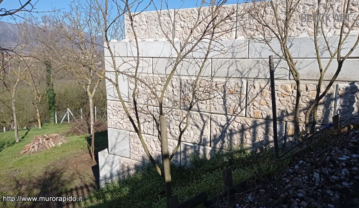 Muro di contenimento con rivestimento in pietra