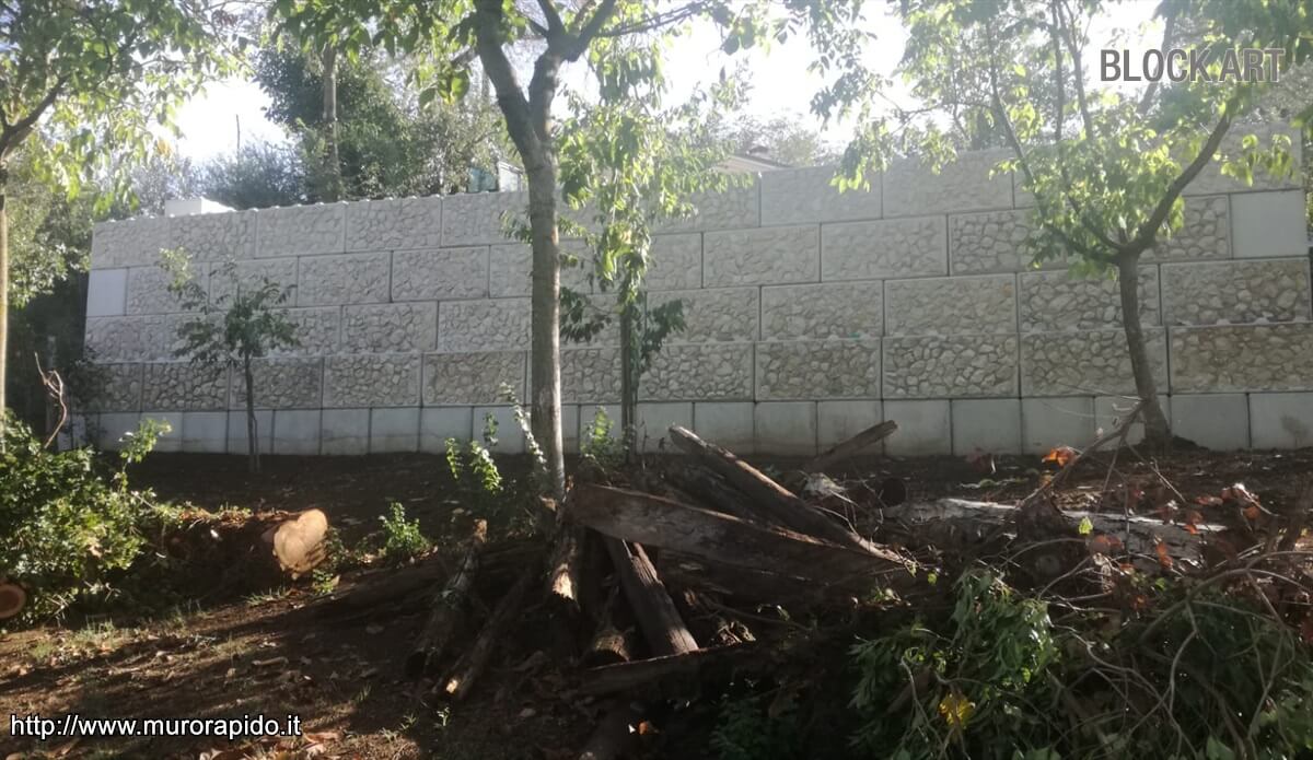Muro di contenimento con rivestimento in pietra
