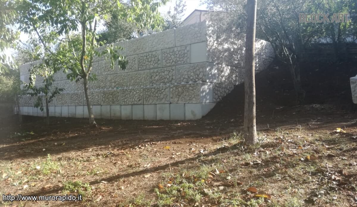Muro di contenimento con rivestimento in pietra