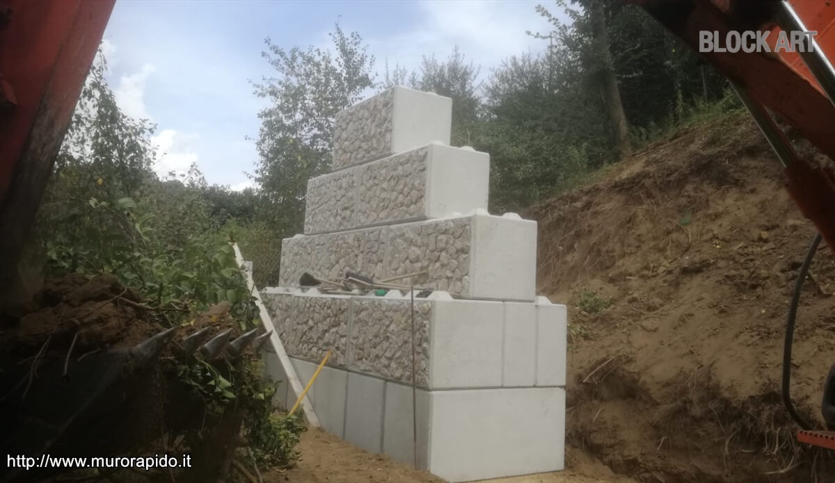 Muro di contenimento con rivestimento in pietra