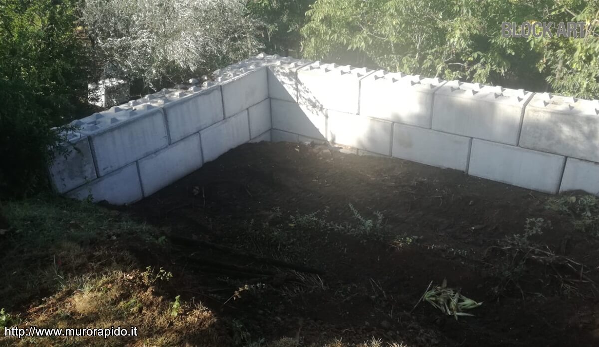 Muro di contenimento con rivestimento in pietra