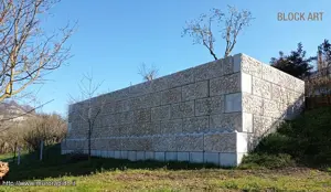 Muro di contenimento con rivestimento in pietra