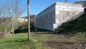 Muro di contenimento con rivestimento in pietra