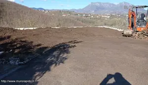 Muro di contenimento con rivestimento in pietra