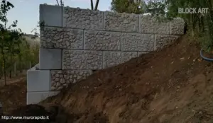 Muro di contenimento con rivestimento in pietra