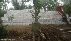 Muro di contenimento con rivestimento in pietra