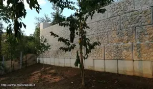 Muro di contenimento con rivestimento in pietra