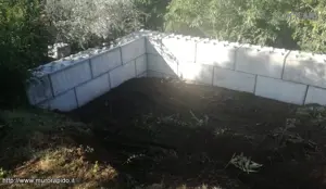 Muro di contenimento con rivestimento in pietra