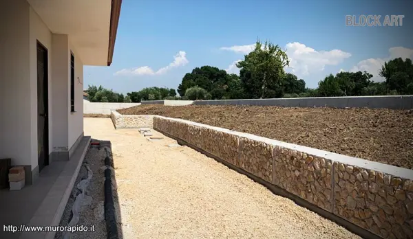 Organizzazione degli spazi esterni con blocchi modulari in calcestruzzo ad incastro