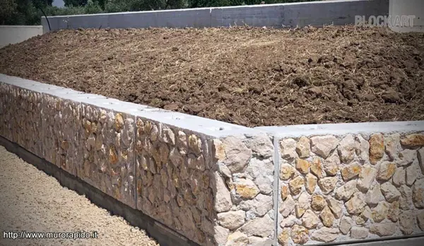 Organizzazione degli spazi esterni con blocchi modulari in calcestruzzo ad incastro