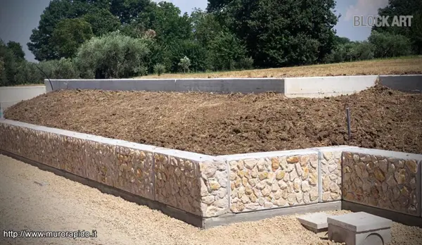 Organizzazione degli spazi esterni con blocchi modulari in calcestruzzo ad incastro