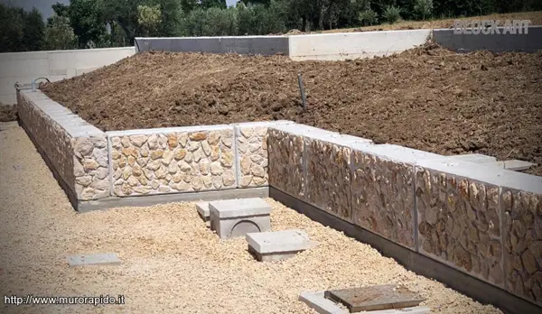 Organizzazione degli spazi esterni con blocchi modulari in calcestruzzo ad incastro