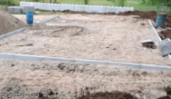 Recinzione modulare realizzata con blocchi in calcestruzzo ad incastro