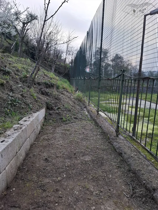 Muro di contenimento a secco con blocchi in cemento. Frana risolta in 24 ore con sistema Block Art, senza burocrazia