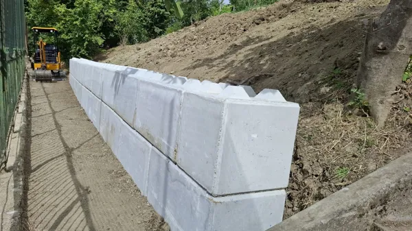 Muro di contenimento a secco con blocchi in cemento. Frana risolta in 24 ore con sistema Block Art, senza burocrazia