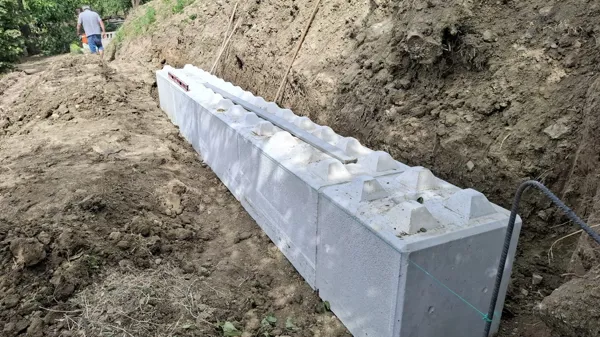 Muro di contenimento a secco con blocchi in cemento. Frana risolta in 24 ore con sistema Block Art, senza burocrazia