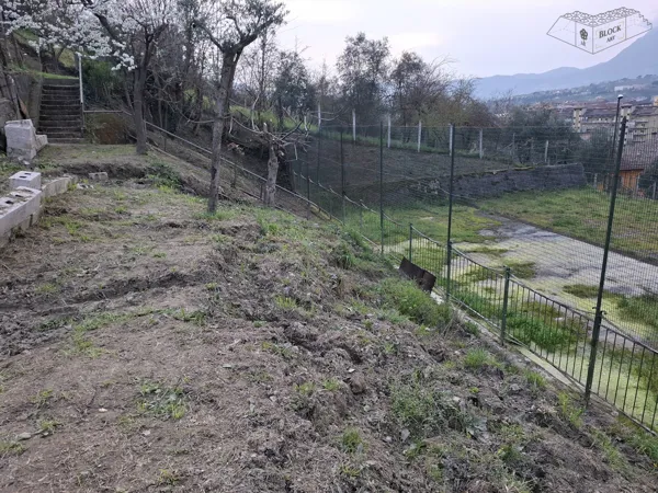 Muro di contenimento a secco con blocchi in cemento. Frana risolta in 24 ore con sistema Block Art, senza burocrazia
