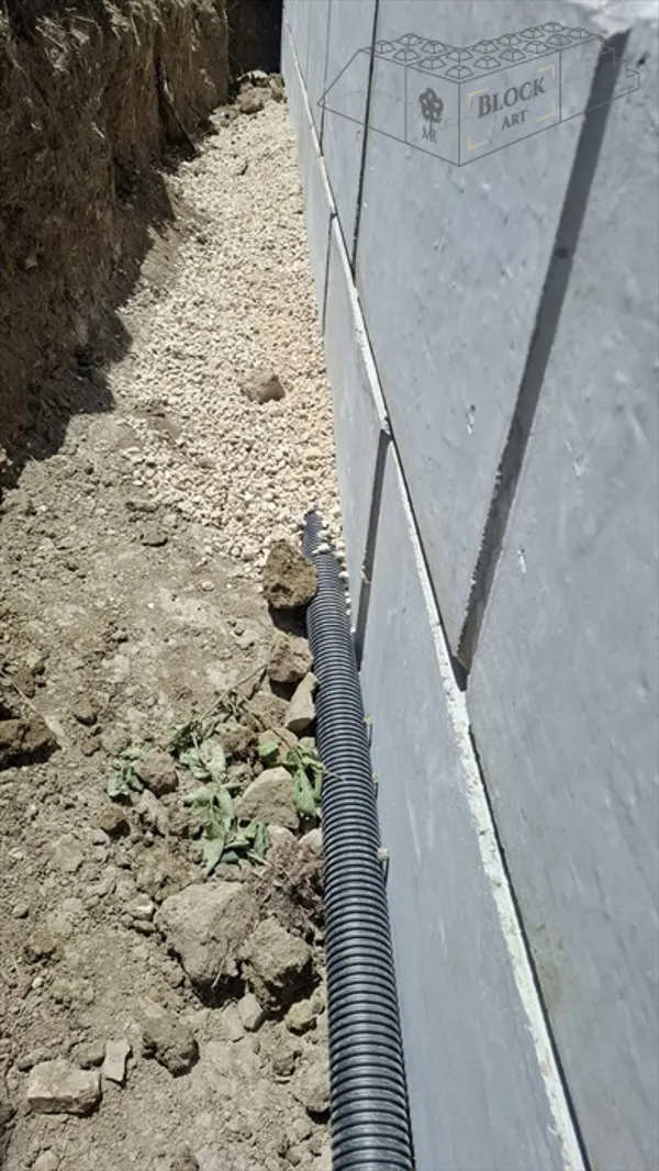 Muro di contenimento a secco con blocchi in cemento. Frana risolta in 24 ore con sistema Block Art, senza burocrazia