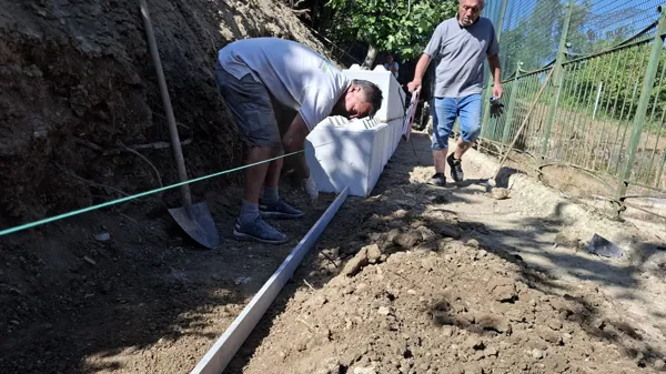 Muro di contenimento a secco con blocchi in cemento. Frana risolta in 24 ore con sistema Block Art, senza burocrazia
