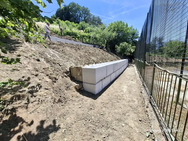 Muro di contenimento a secco con blocchi in cemento. Frana risolta in 24 ore con sistema Block Art, senza burocrazia