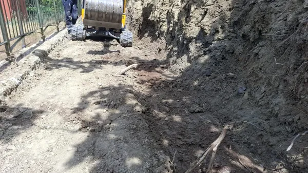 Muro di contenimento a secco con blocchi in cemento. Frana risolta in 24 ore con sistema Block Art, senza burocrazia