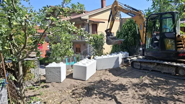 Muro di contenimento a secco con blocchi in cemento. Frana risolta in 24 ore con sistema Block Art, senza burocrazia