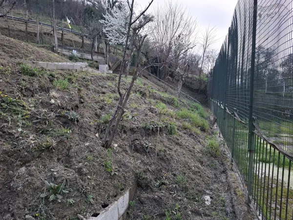 Muro di contenimento a secco con blocchi in cemento. Frana risolta in 24 ore con sistema Block Art, senza burocrazia
