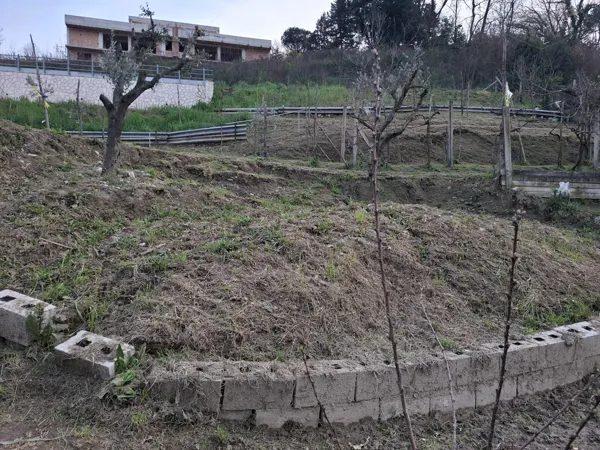 Muro di contenimento a secco con blocchi in cemento. Frana risolta in 24 ore con sistema Block Art, senza burocrazia