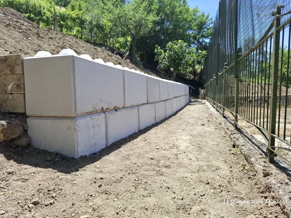 Muro di contenimento a secco con blocchi in cemento. Frana risolta in 24 ore con sistema Block Art, senza burocrazia